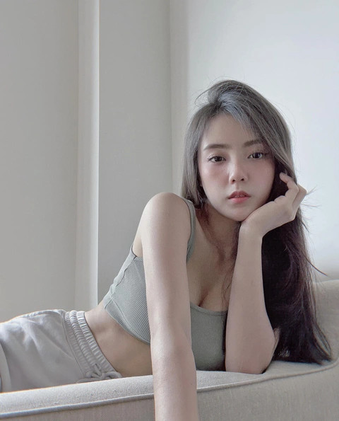 Á Hân còn có mối tình ngọt ngào với Minh Tú (Tuti) - cũng là thành viên của BB&amp;BG - nhưng cả hai chia tay sau khoảng 6 năm bên nhau: "Thời gian quen Tú có thể nói là từ thời thiếu niên cho đến khi sắp thanh xuân, mình không suy nghĩ nhiều. Mọi thứ kết thúc nhanh chóng, khi mình vẫn còn trẻ con"