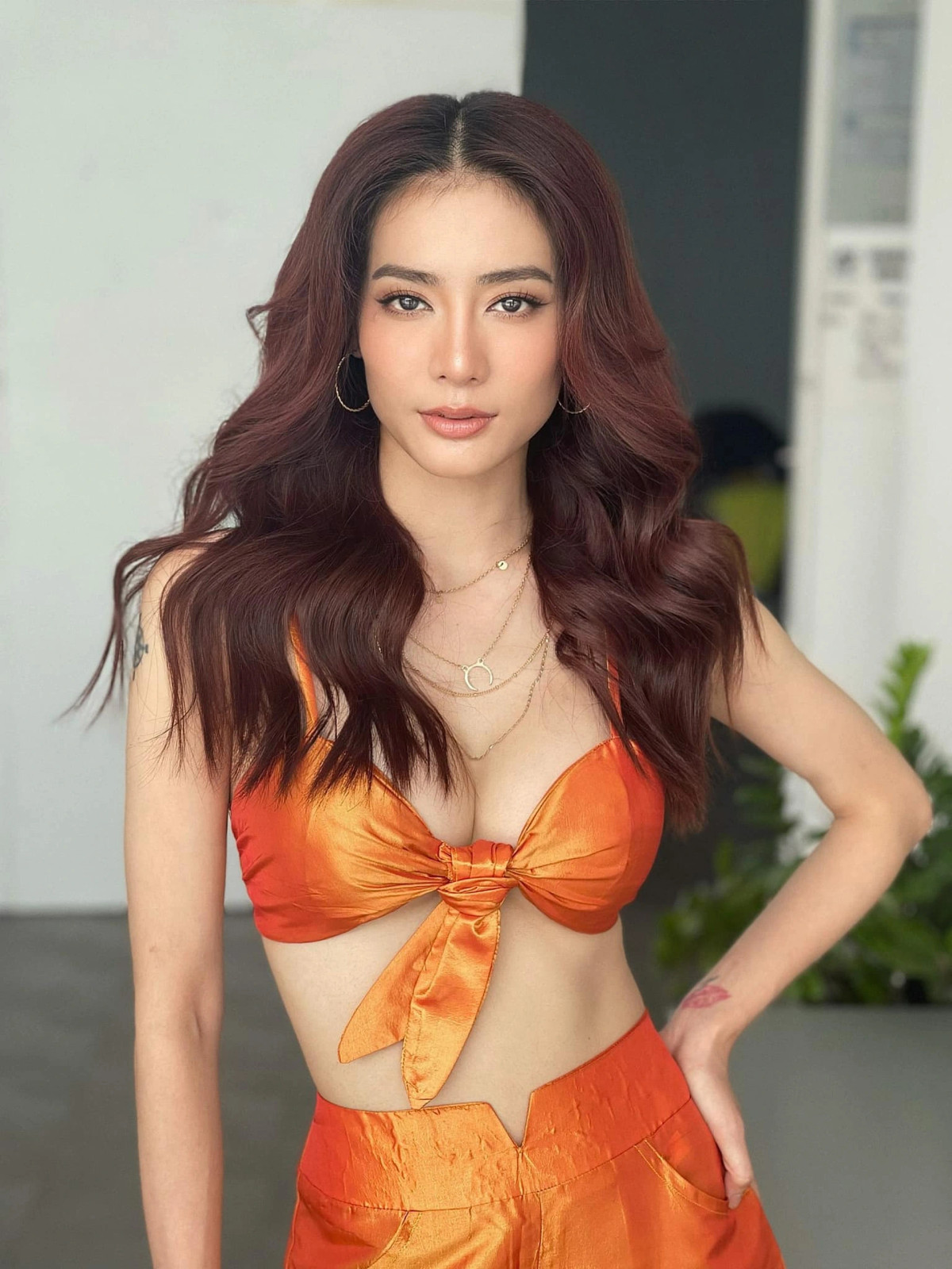 Ngoài Lâm Á Hân, Kim Nhã cũng là một cái tên đình đám nổi lên từ những clip với nhóm hài BB&amp;BG. Cô có tên đầy đủ Vũ Trần Kim Nhã, SN 1990, TPHCM