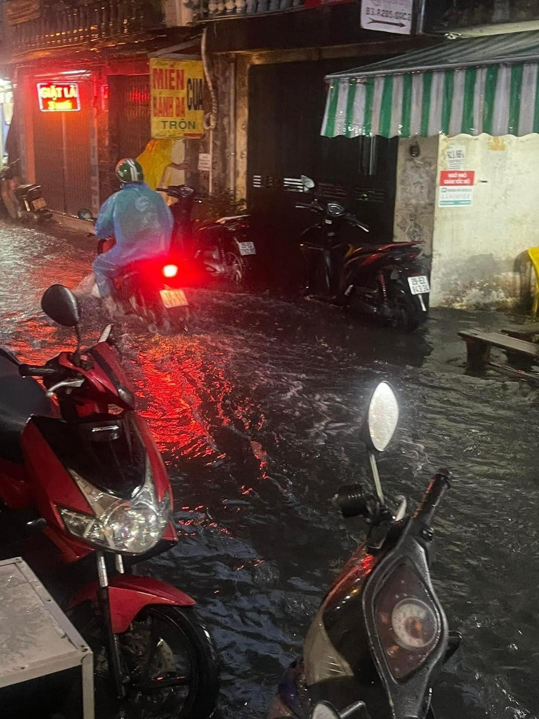 Rất nhiều tài khoản mạng xã hội đã cập nhật tình hình khu vực sinh sống của mình.