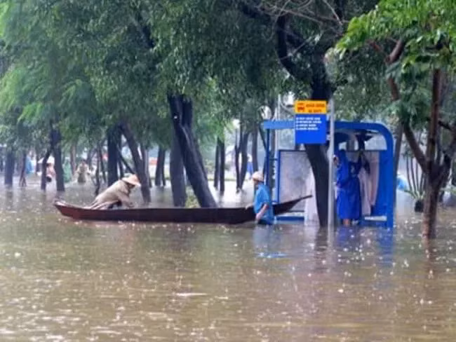 Ngày đó, không còn là lời trêu đùa nữa mà phương tiện di chuyển đã những chiếc xuồng bộc phát như thế này. Bến xe buýt thành bến xuồng. Trận lũ kéo dài cả tuần khiến giao thông của thành phố tê liệt.