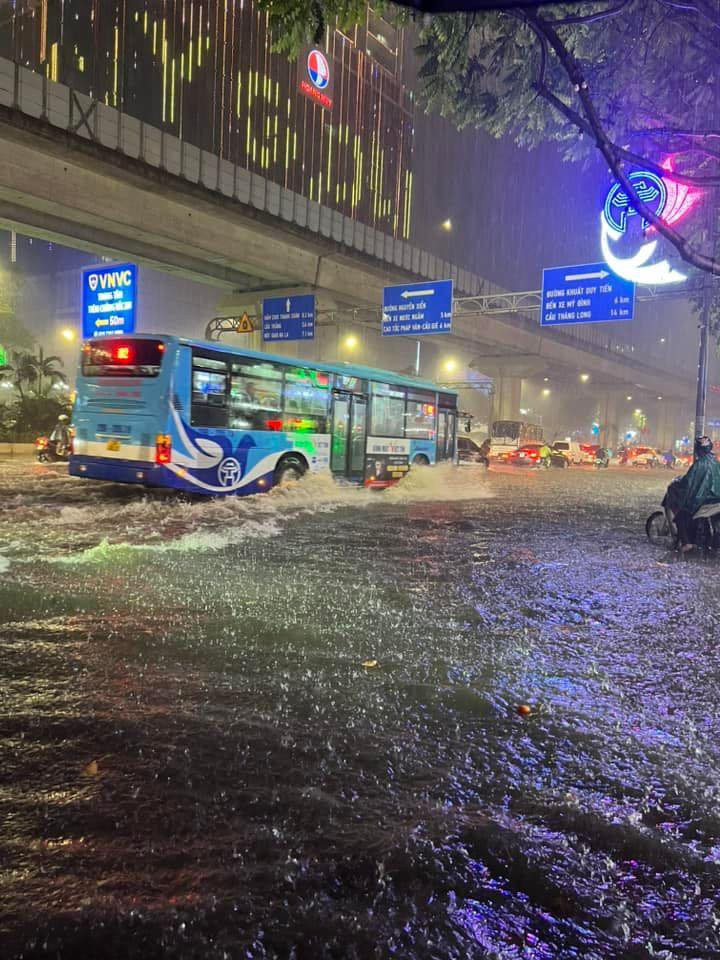 Nhiều người còn nói đùa: "Giải bơi mở rộng chuẩn bị khai mạc rồi, đang test trước địa hình ấy mà".