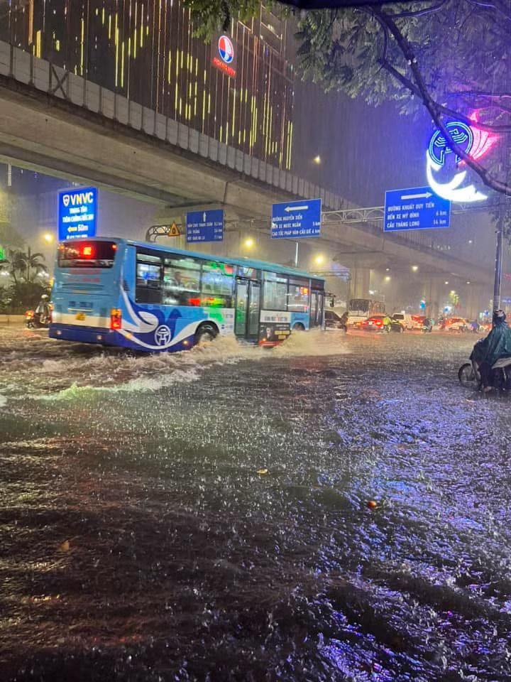 Nhiều người còn nói đùa: "Giải bơi mở rộng chuẩn bị khai mạc rồi, đang test trước địa hình ấy mà".