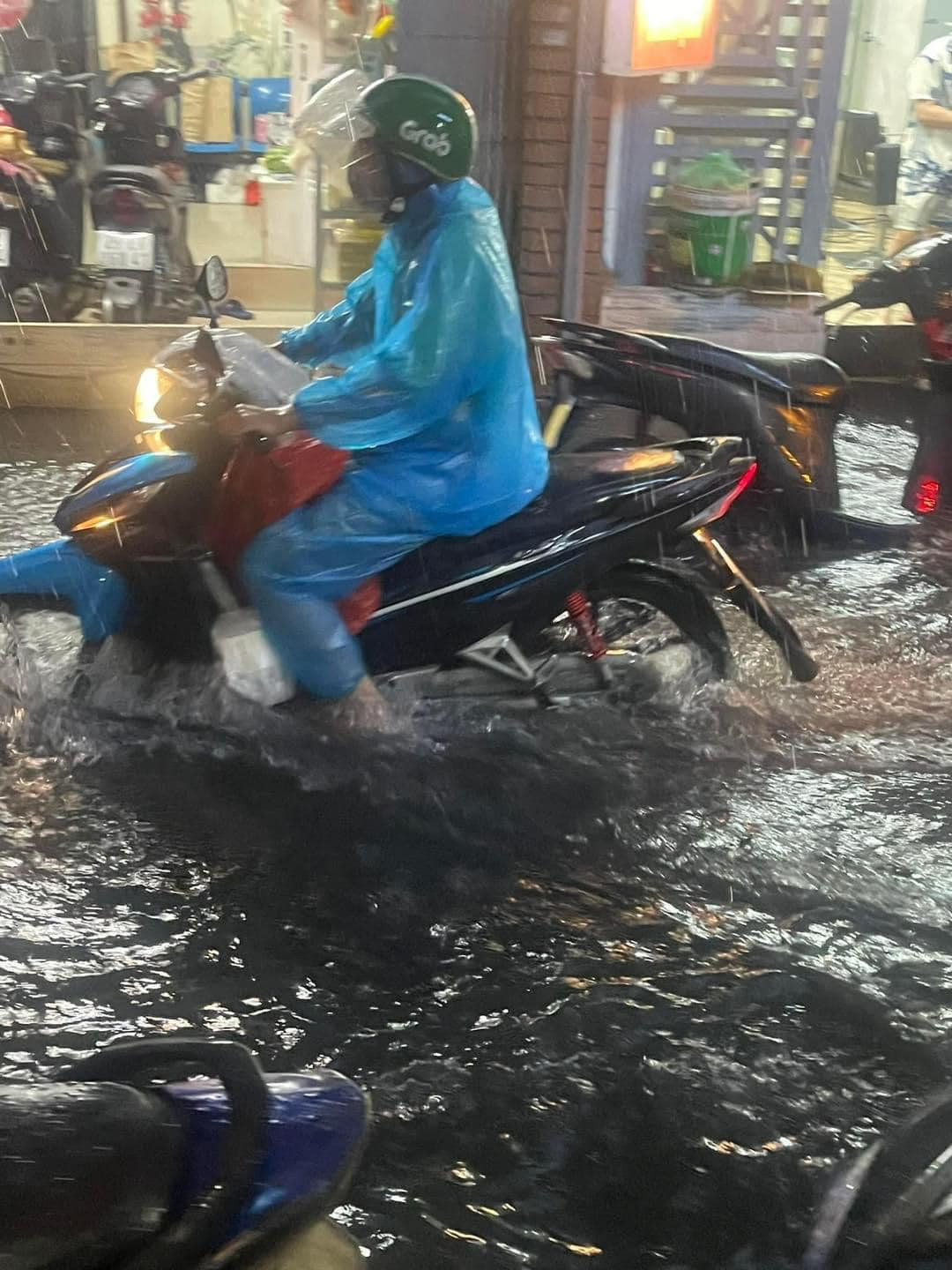 Nước ngập đến nửa bánh xe máy.