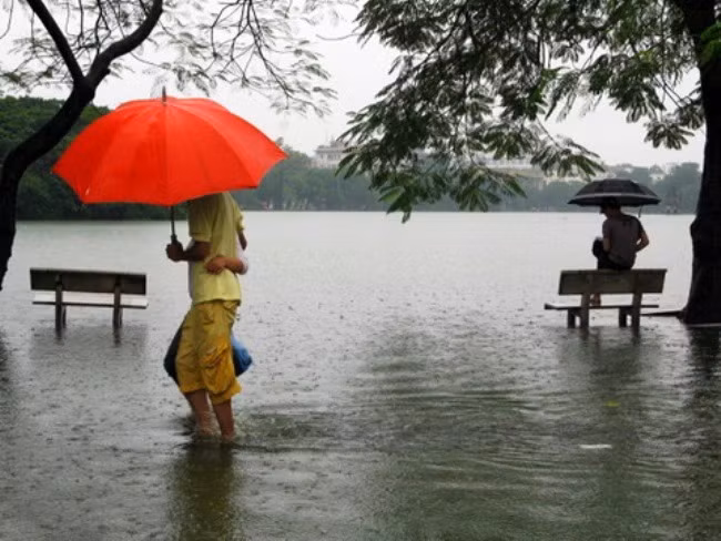 Hồ Gươm nước "tràn bờ đê", nước hồ "chan" nước lũ, không còn có thể phân biệt được bờ và hồ.