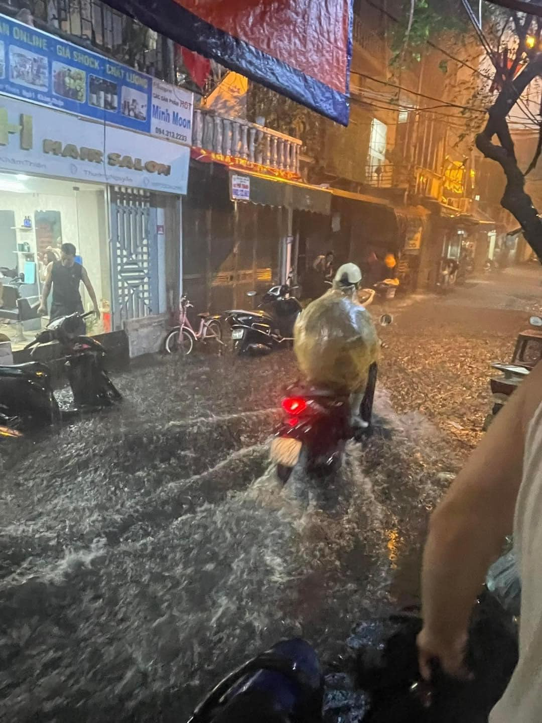 Với những người giờ này còn lang thang ngoài đường thì không biết bao giờ mới về được nhà.