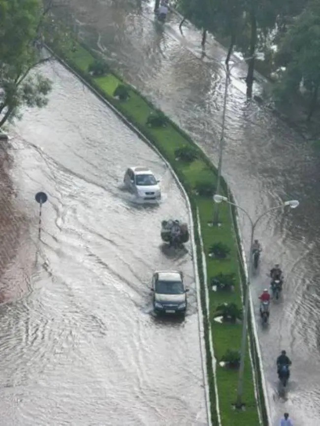 Ô tô "bơi" trên đường Nguyễn Hữu Thọ, Hà Nội sáng 2.11.2008.