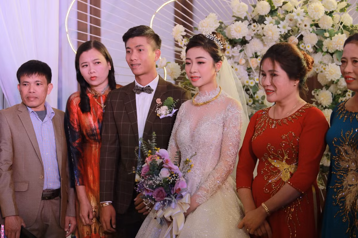 Ngày 30/1 (tức mùng 6 Tết Âm lịch), đám cưới của Phan Văn Đức và Võ Nhật Linh diễn ra tại Nghệ An thu hút sự chú ý của truyền thông. Sẽ chẳng có gì đặc biệt nếu như nhan sắc của cô dâu trong ngày trọng đại khác xa trong ảnh.