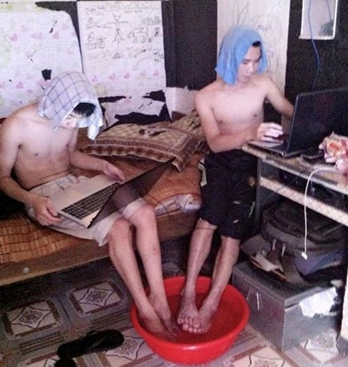 Phong bất kỳ phòng trọ nào mùa này đều có một chiếc chậu nước để tránh nóng, giảm nhiệt độ trong phòng. Mặc dù tác dụng không mấy đáng kể nhưng theo nhiều bạn "méo mó có hơn không".