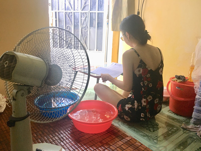 Để nước đá trước quạt cũng là cách được nhiều người áp dụng trong những tháng hè.