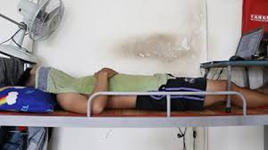 Đắp khăn mặt nhúng nước lên người là cách mà người nông dân áp dụng khi phải ra đồng vào mùa hè này được các sinh viên áp dụng.