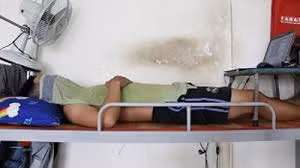 Đắp khăn mặt nhúng nước lên người là cách mà người nông dân áp dụng khi phải ra đồng vào mùa hè này được các sinh viên áp dụng.