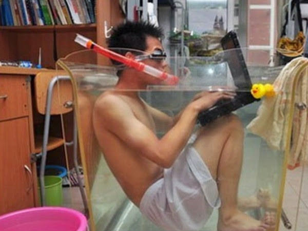 Ngoài trời nắng chang chang, trong khi đó, phòng trọ và ký túc xá lại chẳng khác gì lò thiêu, buộc sinh viên phải áp dụng những cách tránh nóng bá đạo để "trốn chạy" nhiệt độ.