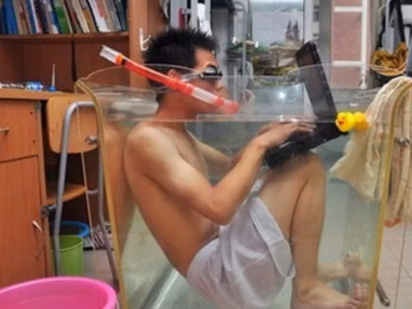 Ngoài trời nắng chang chang, trong khi đó, phòng trọ và ký túc xá lại chẳng khác gì lò thiêu, buộc sinh viên phải áp dụng những cách tránh nóng bá đạo để "trốn chạy" nhiệt độ.