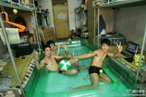 Không đủ tiền và nội quy ký túc xá cũng không cho lắp đặt điều hòa thì mua bể bơi phao rồi ăn ngủ, học tập ngay trong phòng được coi là một cách thông minh để tránh nóng mùa hè.