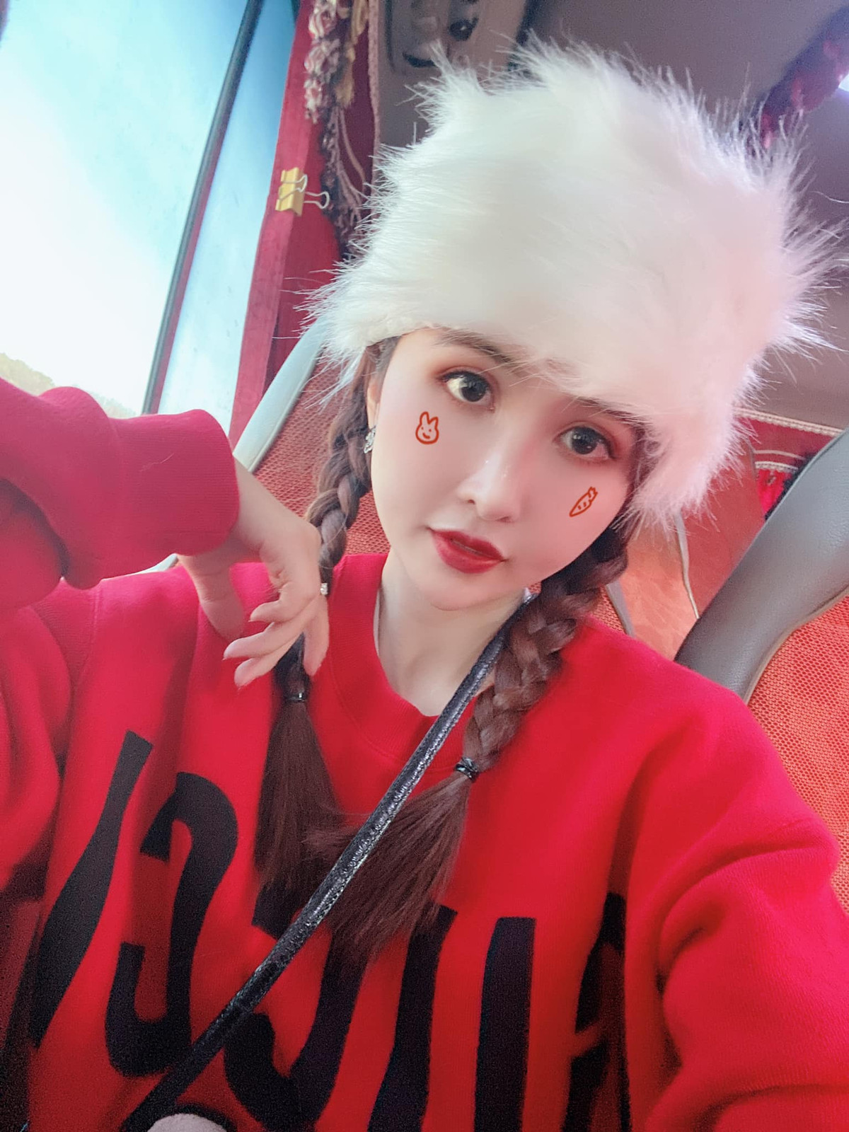 Mina Phạm nhiều lần bị cộng đồng mạng tố sống ảo. Cô từng lấy ảnh của một blogger nổi tiếng để ghép mặt mình vào, biến hoá thành ảnh cá nhân.