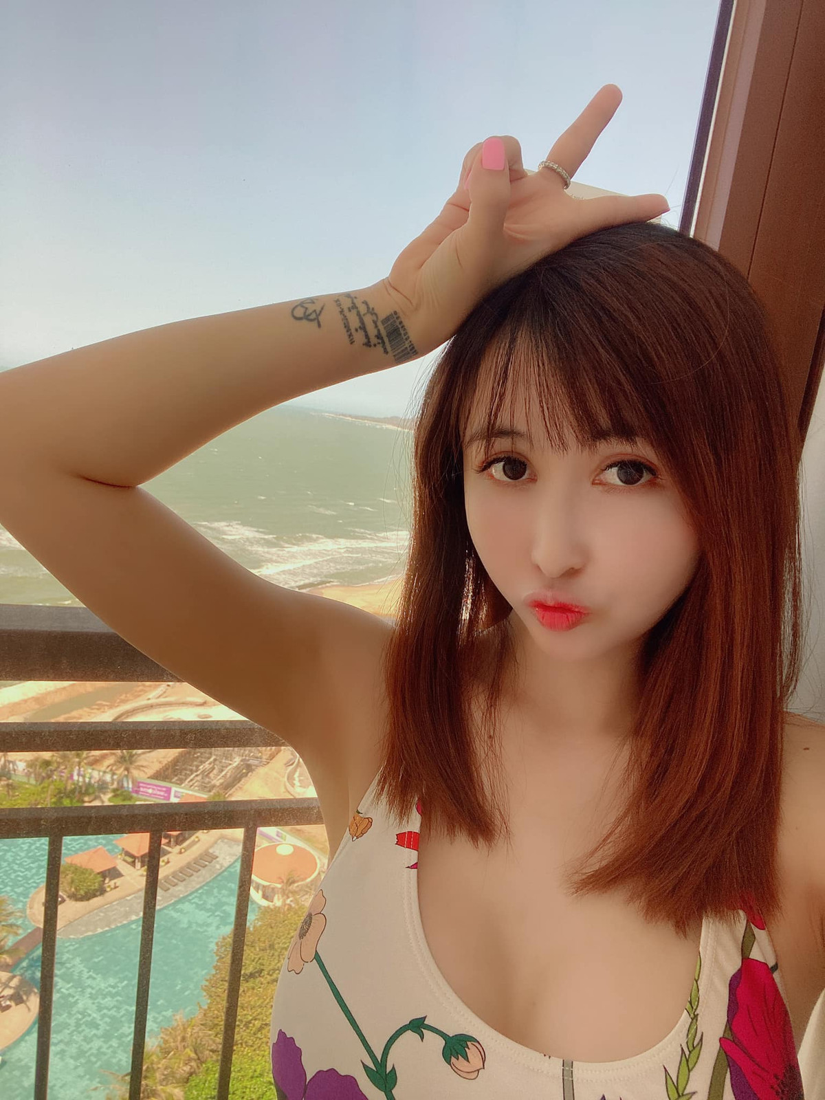 Mới đây, trên trang Facebook cá nhân, vợ hai Minh Nhựa đăng tải một bức hình chụp tự sướng cùng dòng trạng thái: "Thực ra để mà nói cho công bằng mình không đẹp gái gì cả, mình chỉ đẹp lão thế thôi". Thế nhưng điểm khiến mọi người chú ý đến lại là vòng 1 to bất thường của Mina Phạm.