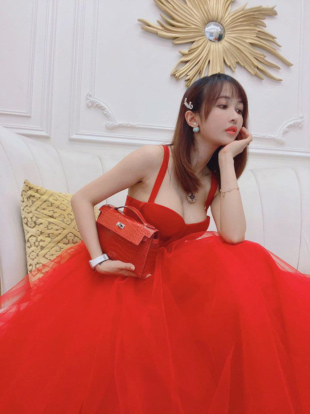 Cách đó không lâu, cô nàng cùng đăng tải một bức hình trong trang phục váy bó sát, ép vòng 1 ngồn ngộn khiến người xem phải nín thở. Để có một vòng ngực đẹp như vậy nếu không can thiệp thẩm mỹ cũng phải cần đến những dụng cụ hỗ trợ.