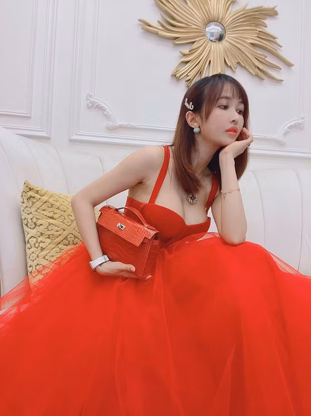 Cách đó không lâu, cô nàng cùng đăng tải một bức hình trong trang phục váy bó sát, ép vòng 1 ngồn ngộn khiến người xem phải nín thở. Để có một vòng ngực đẹp như vậy nếu không can thiệp thẩm mỹ cũng phải cần đến những dụng cụ hỗ trợ.