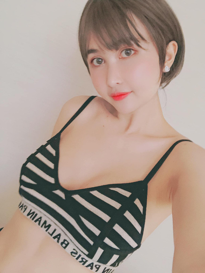 Trước đó, Mina Phạm là người sở hữu thân hình khá mảnh khảnh với vòng 1 không phải dạng to lớn gì. Trong một số bức hình có thể thấy rõ, dù diện những trang phục sexy thì ngực của cô nàng cũng vẫn lặn mất tăm.