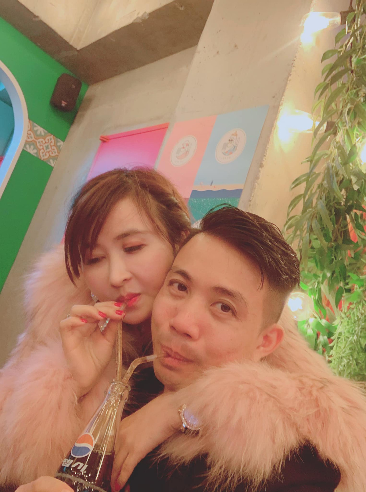 Mặc dù không hoạt động nghệ thuật nhưng vợ chồng Minh Nhựa vẫn nhận được sự quan tâm đặc biệt của cộng đồng mạng. Đặc biệt với những bức ảnh sống ảo bất chấp của mình thì vợ hai của đại gia ngành nhựa càng khiến nhiều người chú ý.