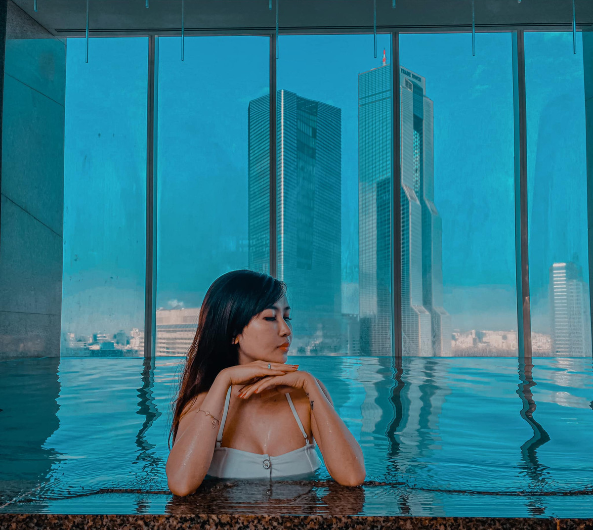 Sau khi đăng tải bức hình với vòng 1 đẫy đà lạ lẫm, bà xã Minh Nhựa liên tục chụp hình với những tư thế, trang phục quyến rũ, khoe được ba vòng nóng bỏng.