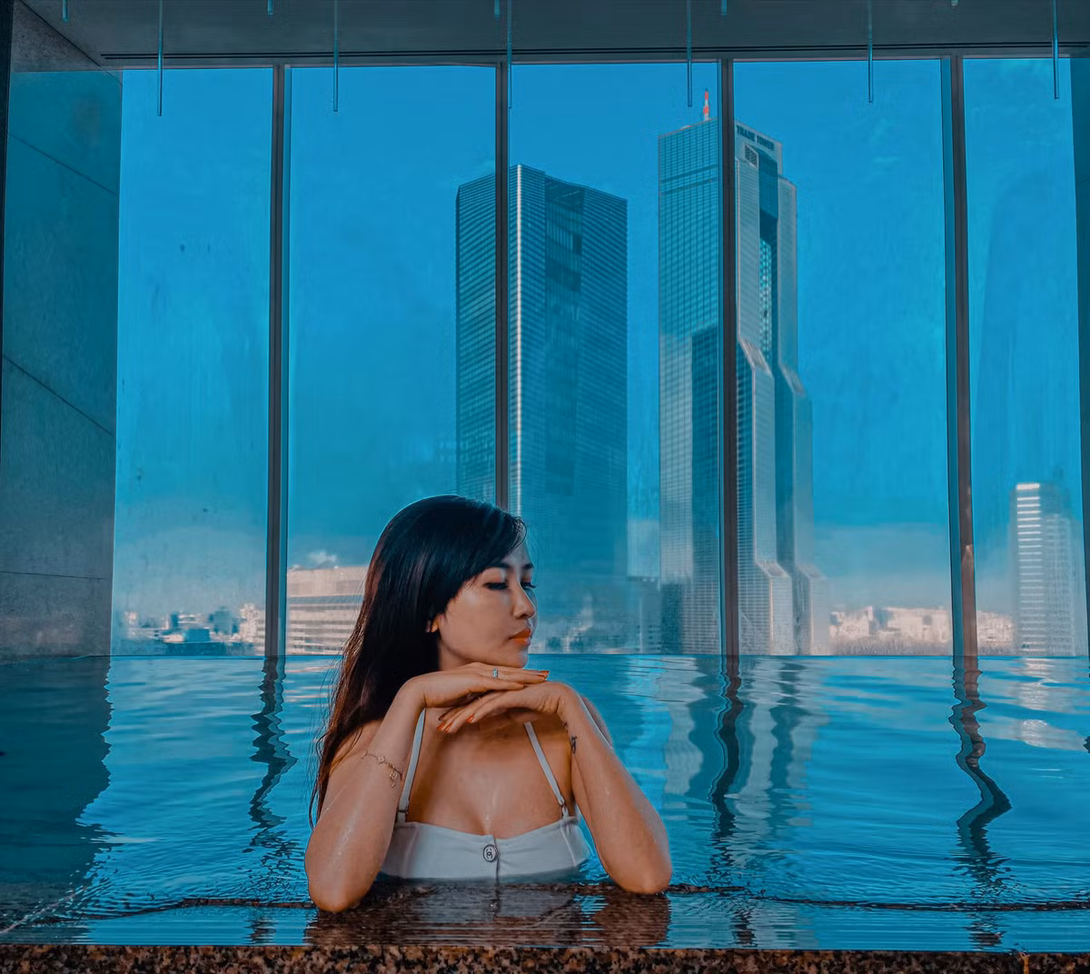 Sau khi đăng tải bức hình với vòng 1 đẫy đà lạ lẫm, bà xã Minh Nhựa liên tục chụp hình với những tư thế, trang phục quyến rũ, khoe được ba vòng nóng bỏng.