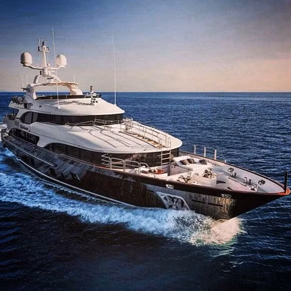 Tuy nhiên bên cạnh đó cũng có những người cho rằng sự khoe mẽ chỉ là vỏ bọc đẹp đẽ chứ không làm nên giá trị bản thân, chẳng có gì đáng ngưỡng mộ cuộc sống nơi đồng tiền ngự trị.