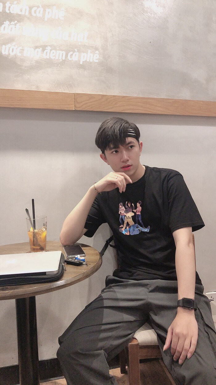 Đẹp trai không khác gì nam thần là những gì mà dân mạng dành cho thầy giáo 9x Anh Đức, sinh năm 1997. Dù tuổi đời còn khá trẻ, Anh Đức đã có cho riêng mình một trung tâm tiếng Trung, được nhiều người biết đến và theo học.