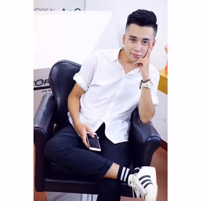 Thầy giáo Vũ Hoài Linh - thầy giáo Tâm lý học tại Hà Nội từng được cư dân mạng biết đến với bức ảnh cực điển trai được chia sẻ trên MXH.