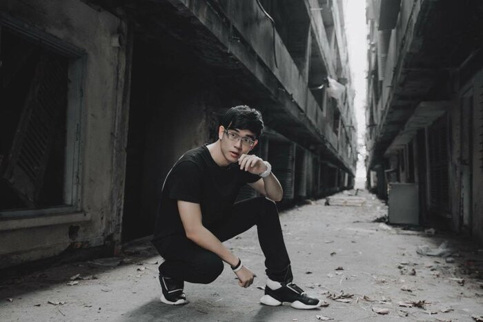 Không chỉ đẹp trai, nam tính, thầy giáo Anh Lê còn từng giúp không ít những bạn trẻ đạt điểm xuất sắc khi thi lấy bằng TOIEC.