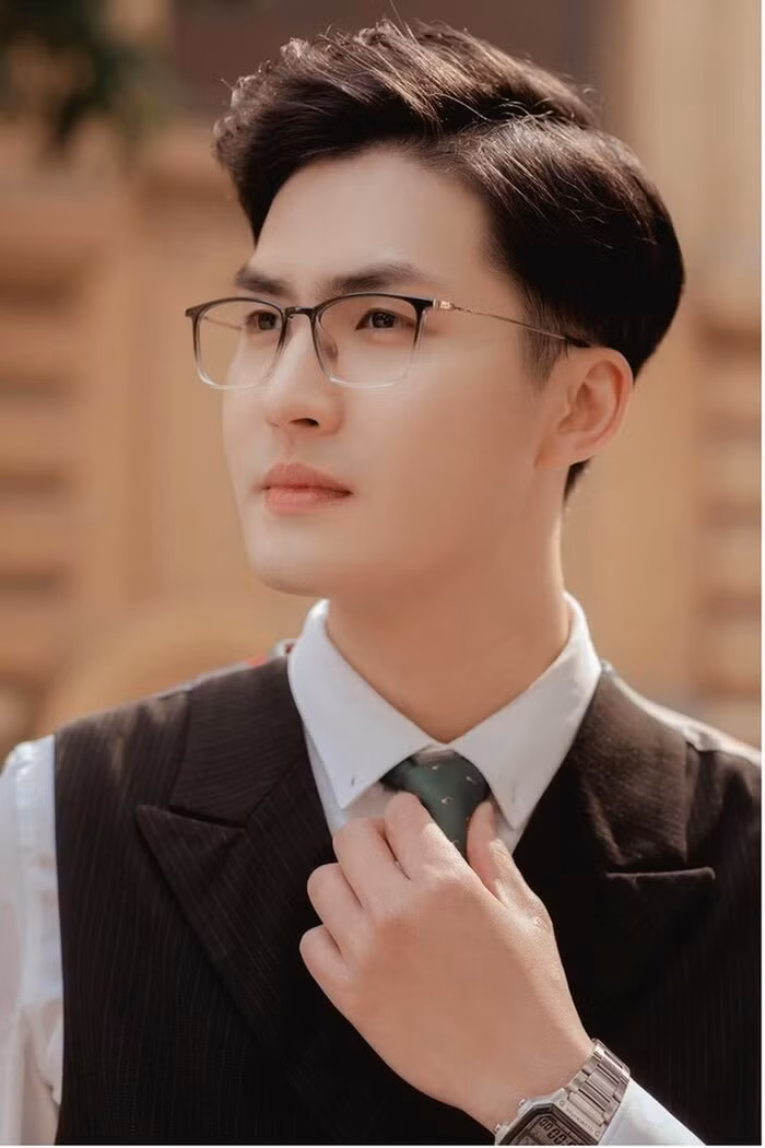  Thầy giáo điển trai đã tốt nghiệp Học viện Khoa học Quân sự, hiện đang là thầy giáo dạy thêm Toán cho học sinh lớp 10 và luyện thi đại học tại Hà Nội. Anh cũng sắp tốt nghiệp văn bằng 2 khoa Kinh tế, Học viện Tài chính.