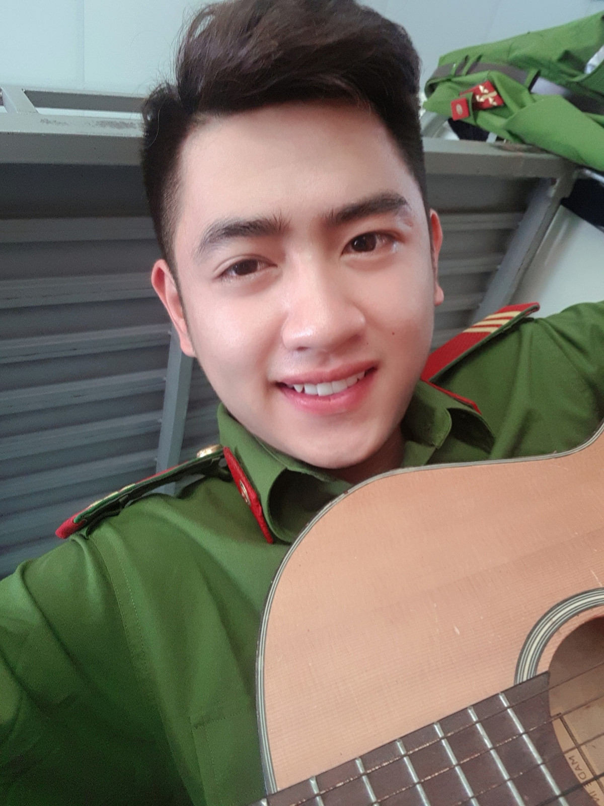 Âm nhạc là đam mê của chàng hot boy cảnh sát. Những lúc rảnh dỗi không cần luyện tập và lên lớp học, Trung thường tự tập đàn hát. Cậu chàng có thể chơi 2 loại nhạc cụ là guitar và organ.