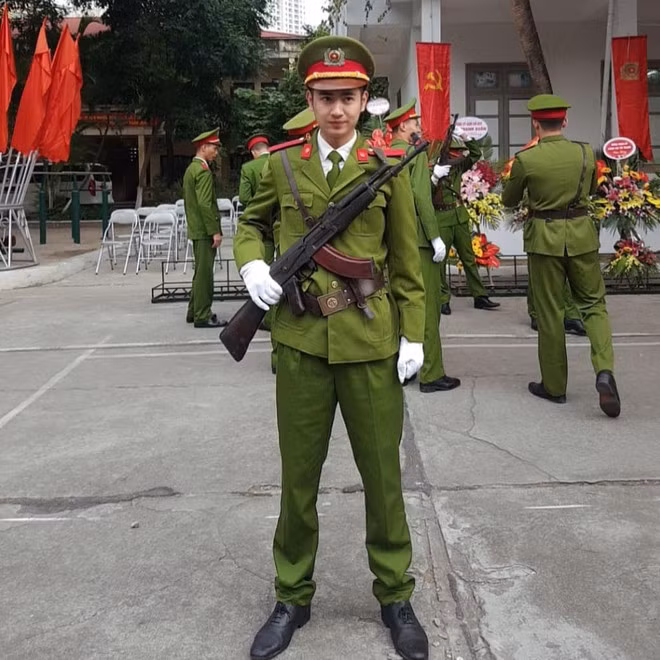 Hot boy truong Canh sat: Dep trai, da trang, dan gioi, hat hay