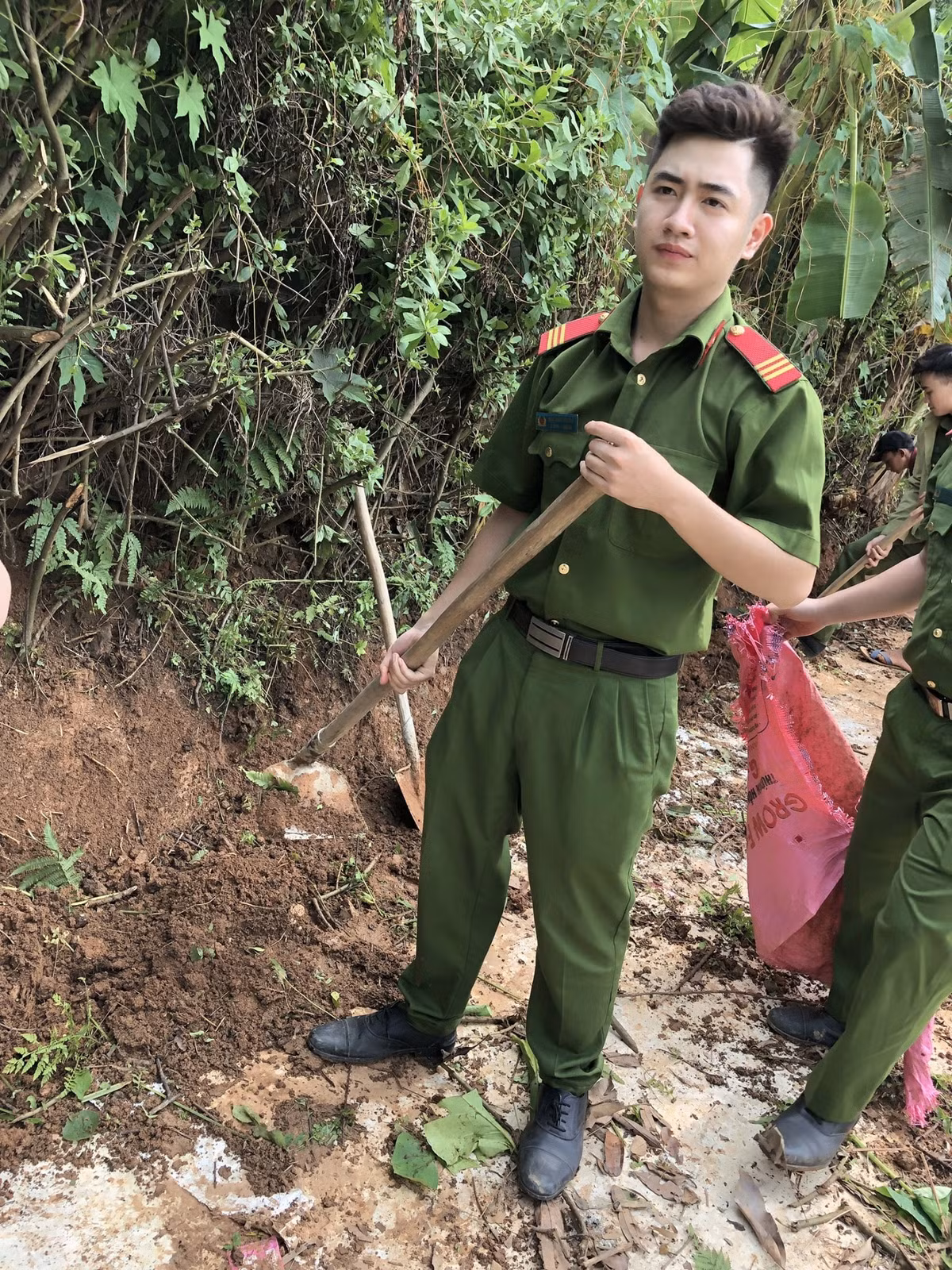 Trước khi theo học tại trường, Trung từng đi nghĩa vụ và công tác tại Lào Cai. Trở thành công an là ước mơ từ thời cấp 3 nên cậu bạn quyết định đi nghĩa vụ.