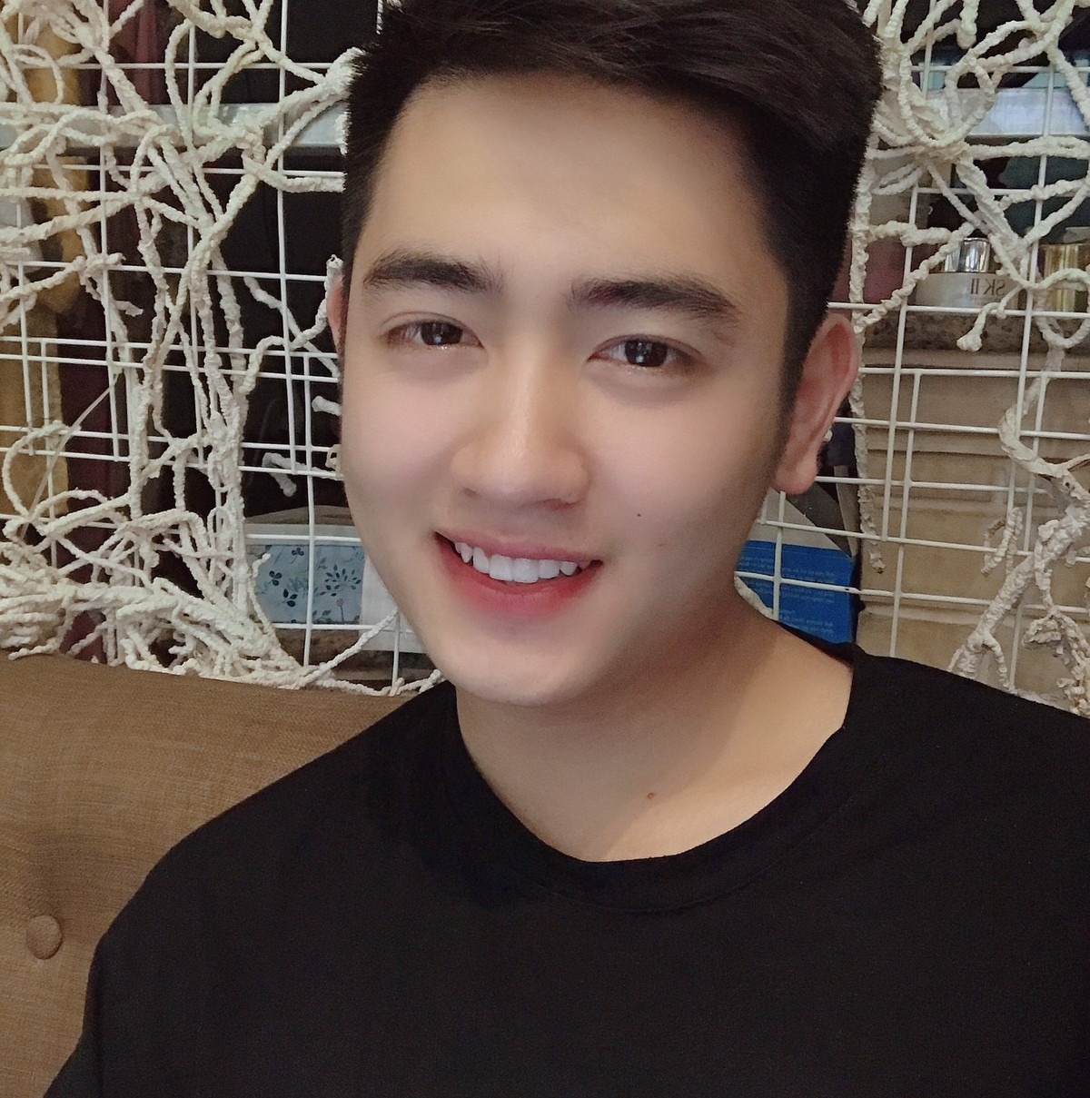 Khuôn mặt điển trai cùng làn da trắng, nụ cười cực kỳ duyên của Trung khiến bao cô gái "ngây ngất".