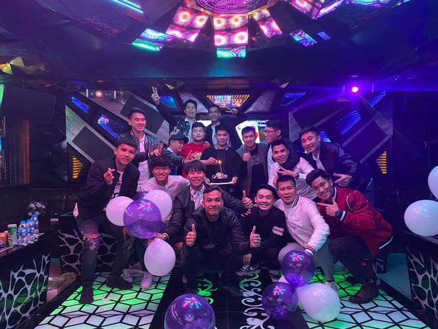 Bên cạnh Duy Mạnh và Văn Đại là hai nhân vật chính của buổi tiệc thì còn có một số cầu thủ nổi tiếng khác như "hoàng tử" Đức Huy, Đình Trọng, Phí Minh Long,...Trong những tấm hình được đăng tải, không hề thấy sự xuất hiện của cô dâu Quỳnh Anh khiến người hâm mộ đặt nghi vấn vừa lấy vợ, "Mạnh gắt" đã trốn đi chơi.