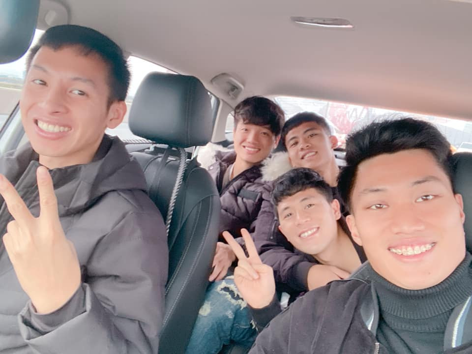 Nhóm các cầu thủ của CLB Hà Nội liên tục check-in, cập nhật tình hình tại đám cưới của đồng đội. Đình Trọng còn hài hước tự nhận anh thuộc team "Bảnh" góp mặt chung vui với Duy Mạnh trong ngày trọng đại.