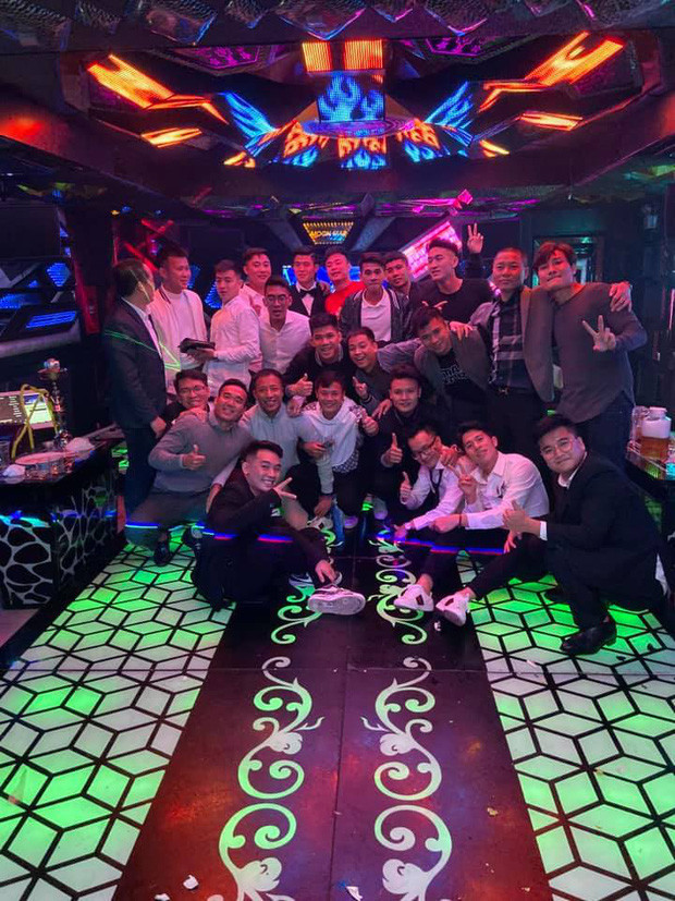 Vừa trở về từ khách sạn, nơi tổ chức đám cưới, hậu vệ Duy Mạnh thậm chí còn chưa kịp thay lễ phục mà mặc nguyên bộ suit đến quán hát để vui chơi với bạn bè.