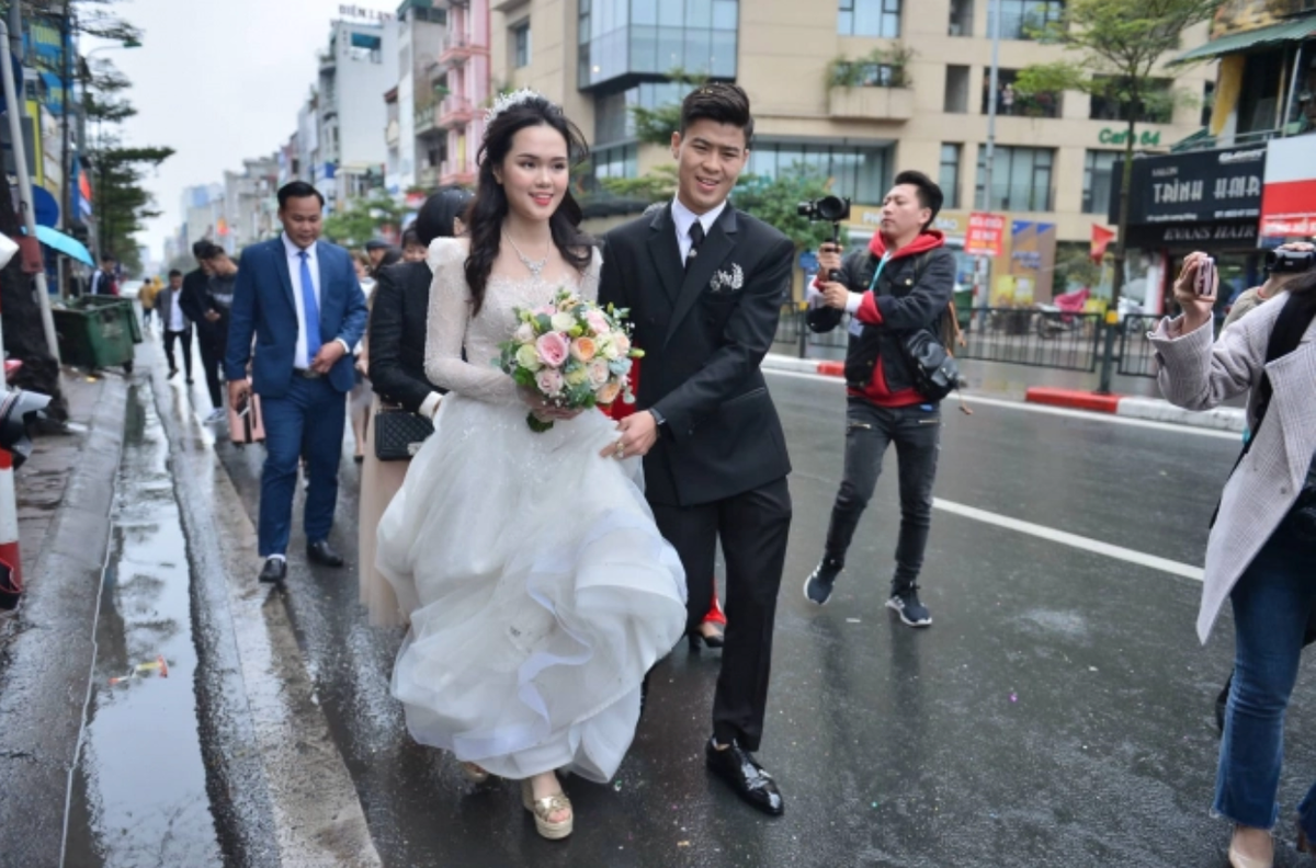 Sau 1 năm tìm hiểu, cặp đôi chính thức hẹn hò. Trong suốt thời gian này, cả hai không ngần ngại chia sẻ khoảnh khắc ngọt ngào và dành cho nhau những lời có cánh trên mạng xã hội.