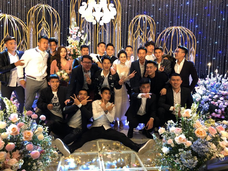 Ngày 9/2, siêu đám cưới của Duy Mạnh và Quỳnh Anh được tổ chức tại Hà Nội thu hút sự quan tâm của truyền thông và người hâm mộ. Đám cưới có sự góp mặt của rất nhiều cầu thủ và người nổi tiếng.