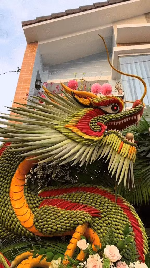 Hình long phụng thường xuất hiện trên cổng cưới. Chú rồng được tạo hình tỉ mỉ, vảy rồng được kết nên từ hàng trăm hàng nghìn quả cau.