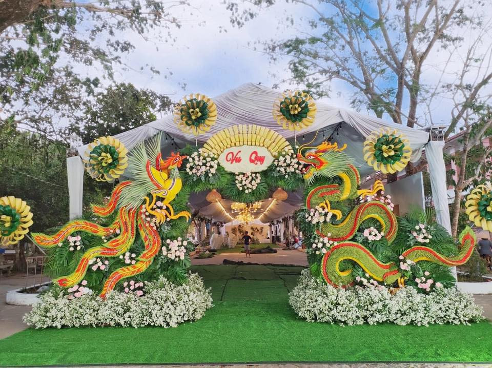 Người làm nên những chiếc cổng cưới thế này được người miền Tây nói nửa đùa nửa thật là những nghệ nhân. Thậm chí việc làm cổng cưới cũng đã trở thành 1 dịch vụ, 1 nghề riêng.