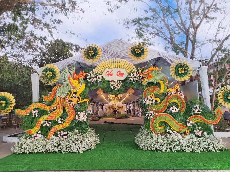 Người làm nên những chiếc cổng cưới thế này được người miền Tây nói nửa đùa nửa thật là những nghệ nhân. Thậm chí việc làm cổng cưới cũng đã trở thành 1 dịch vụ, 1 nghề riêng.