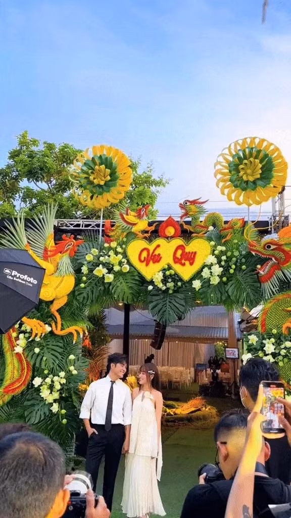 Những cặp đôi nổi tiếng như Gin Tuấn Kiệt - Puka khi cưới tại quê nhà cũng dựng chiếc cổng cưới đậm tính miền Tây sông nước.