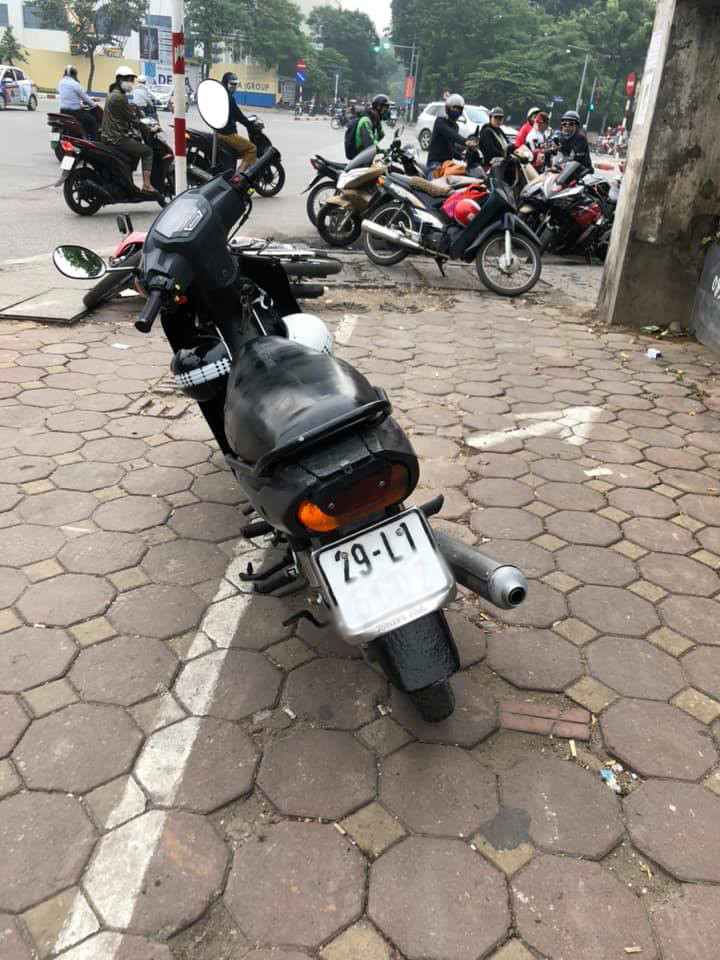 Theo đó, ông Dương Đức Lâm (SN 1940, trú tại ngõ Văn Cao, phường Liễu Giai, quận Ba Đình) là cựu chiến binh có hoàn cảnh đặc biệt. Con trai mất sớm, hai ông bà già sống nương tựa vào nhau. Bản thân ông Lâm cũng mắc bệnh tai biến, mới khỏi được gần đây.