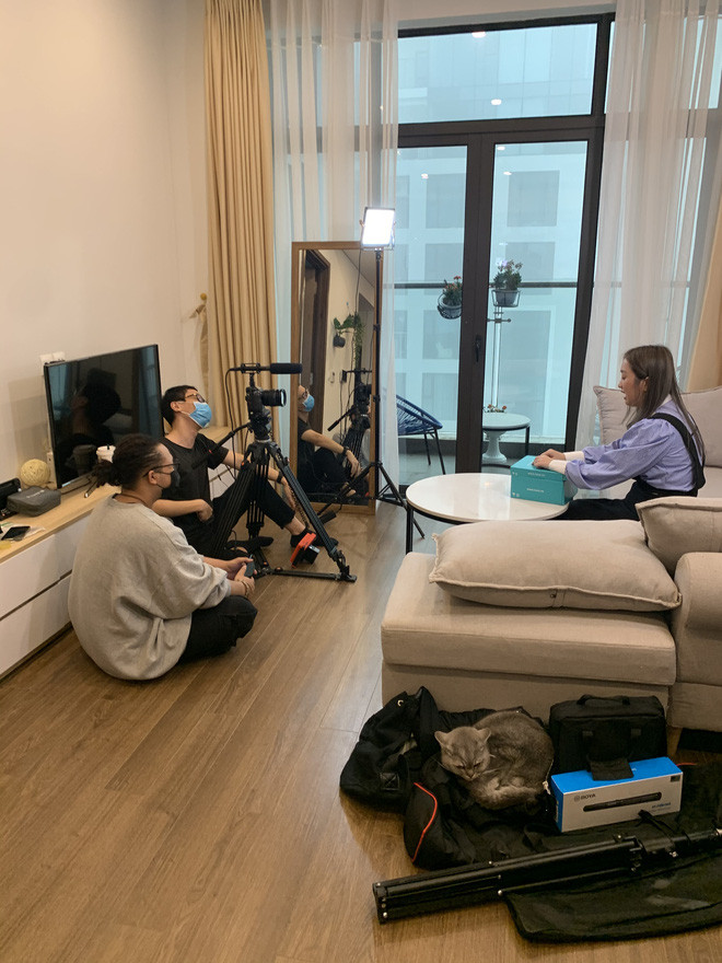 Trước khi tự cách ly, mình đã làm việc hết công suất và tự tạo áp lực cho chính mình, hiếm khi có thời gian cho bản thân nghỉ ngơi. Thế nên để nói về thời gian cách ly của mình thì đó là: vui vẻ, tươi mới và bình tĩnh. Vui vẻ là tính hài hước của mình đã trở lại. Tươi mới là mình được refesh bản thân với những ý tưởng shooting và video mới cũng như kế hoạch công việc mới. Cuối cùng, bình tĩnh là bởi mình đã có thời gian lắng nghe những người xung quanh chia sẻ, không bị hoảng loạn khi có vấn đề xảy ra như trước.