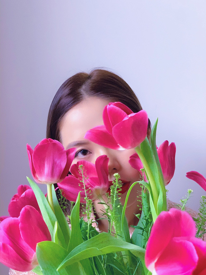 Trước đây mình từng làm việc xuyên ngày xuyên tháng, còn nghĩ nếu nghỉ 1 ngày chắc là sẽ phát điên, hoá ra không phải vậy. Nhờ 14 ngày tự cách ly mà mình nhận ra đôi khi cần sống chậm lại 1 chút cho bản thân nghỉ ngơi. Thế nên cách ly rồi tiếp tục được khuyến cáo ở nhà nhưng mình thấy vui, có thời gian quan tâm, hỏi thăm gia đình và bạn bè. Tình huống đã bắt buộc phải thế này rồi, mình có thể chọn cách trải qua chuyện đó tích cực nhất, vui vẻ nhất mà.