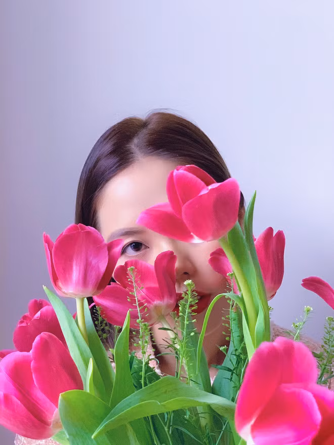 Trước đây mình từng làm việc xuyên ngày xuyên tháng, còn nghĩ nếu nghỉ 1 ngày chắc là sẽ phát điên, hoá ra không phải vậy. Nhờ 14 ngày tự cách ly mà mình nhận ra đôi khi cần sống chậm lại 1 chút cho bản thân nghỉ ngơi. Thế nên cách ly rồi tiếp tục được khuyến cáo ở nhà nhưng mình thấy vui, có thời gian quan tâm, hỏi thăm gia đình và bạn bè. Tình huống đã bắt buộc phải thế này rồi, mình có thể chọn cách trải qua chuyện đó tích cực nhất, vui vẻ nhất mà.