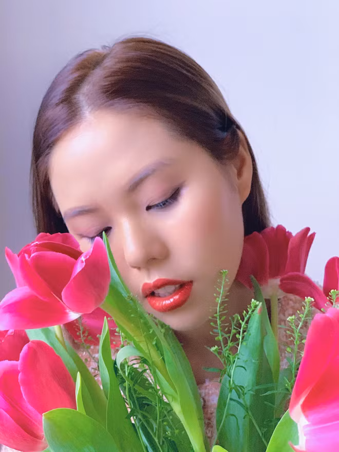 Trước đây ngày nào mình cũng dành chút thời gian dạo quanh bờ hồ (hồ Hoàn Kiếm) lang thang suy nghĩ, thành thói quen luôn. Vậy nên khi cách ly mình thèm được đi bộ, thèm được hít thở không khí của thành phố. Nhưng mình chưa bao giờ có ý nghĩ sẽ "đào tẩu" đâu nhé! Chuyện cách ly là mình đặt ra nên muốn thực hiện đúng, không bao giờ muốn vì sự ích kỉ nhất thời mà ảnh hưởng đến những người xung quanh. Kết thúc 14 ngày cách ly, mình đã xuống nhà và... chào bác bảo vệ một cái, đúng kiểu thèm người.