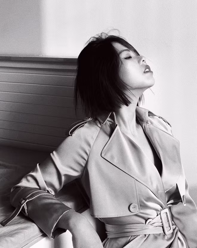 Ngoài ra mình nhớ lúc được gặp mọi người, được vui đùa, được chụp hình. Trước đó, gần như ngày nào mình cũng cầm máy ảnh trên tay, nghĩ ra ý tưởng hay ho nào là có thể thực hiện ngay còn bây giờ chỉ có thể để đó, hơi bất lực. Ôi! Mình nhớ cảm giác xây dựng concept rồi chụp hình lắm. Vậy là mình đã khóc đôi lần. Những lúc như thế mình sẽ gọi điện cho mọi người, cũng không nghe nhạc buồn nữa để tránh down mood. Nhưng sau đó khi dần tĩnh tâm lại, mình nghĩ thêm được nhiều ý tưởng mới, chỉ chờ dịch qua là bung lụa thôi.